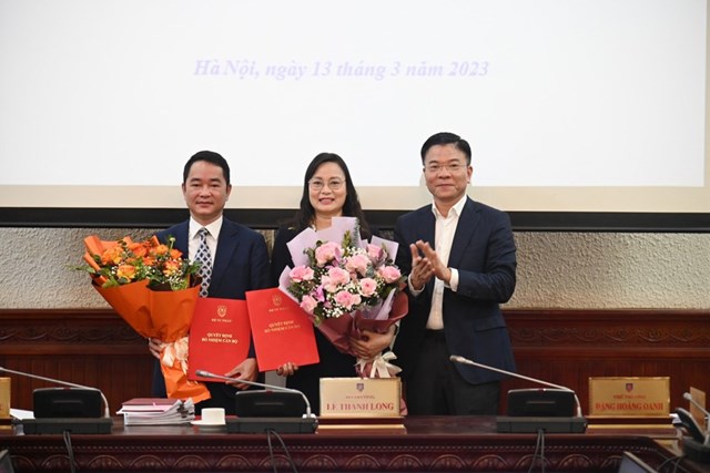 Bộ trưởng L&ecirc; Th&agrave;nh Long trao Quyết định bổ nhiệm cho đồng ch&iacute; Vũ Ho&agrave;i Nam v&agrave; đồng ch&iacute; Vũ Hồng Th&uacute;y.