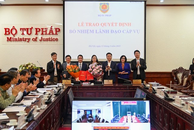Tập thể Ban C&aacute;n sự Đảng, L&atilde;nh đạo Bộ Tư ph&aacute;p ch&uacute;c mừng 2 đồng ch&iacute; được bổ nhiệm.