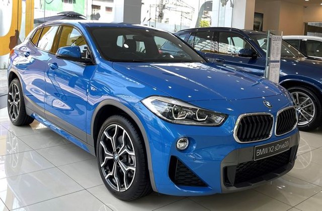 Hai d&ograve;ng xe BMW đang được giảm gi&aacute; mạnh tại Việt Nam l&agrave; X2 v&agrave; 218i. Trong đ&oacute;, X2 được giảm 480-580 triệu đồng, gi&aacute; b&aacute;n c&ograve;n 1.519-1.619 triệu đồng; 218i được giảm 499-629 triệu đồng, gi&aacute; b&aacute;n c&ograve;n 999-1.169 triệu đồng. C&aacute;c mẫu xe được giảm gi&aacute; chủ yếu thuộc l&ocirc; sản xuất 2017-2019 v&agrave; kh&ocirc;ng c&ograve;n nhiều m&agrave;u để lựa chọn. (Ảnh:&nbsp;Thanh ni&ecirc;n)