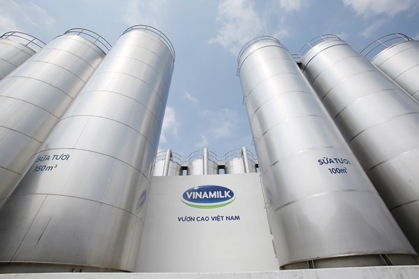 Vinamilk sở hữu hệ thống nh&agrave; m&aacute;y quy m&ocirc; lớn với c&ocirc;ng nghệ hiện đại, vận h&agrave;nh theo c&aacute;c ti&ecirc;u chuẩn quốc tế