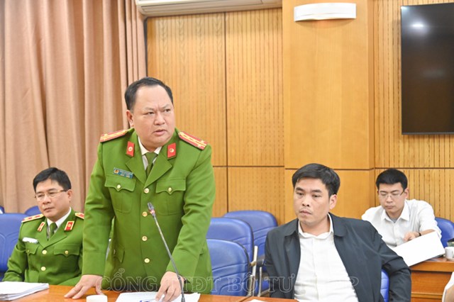 Đại diện Bộ C&ocirc;ng an tr&igrave;nh b&agrave;y t&oacute;m tắt nội dung Tờ tr&igrave;nh. &nbsp;