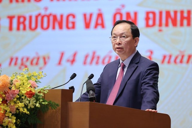 Ph&oacute; Thống đốc Thường trực NHNN Đ&agrave;o Minh T&uacute; tr&igrave;nh b&agrave;y b&aacute;o c&aacute;o. (Ảnh VGP)