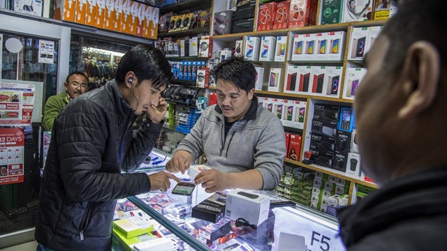 L&#224;m điện thoại &quot;đẹp như iPhone&quot;, c&#243; đủ t&#237;nh năng m&#224; gi&#225; chỉ 2 triệu: Thương hiệu n&#224;y đang g&#226;y sốt khắp nơi - Ảnh 1