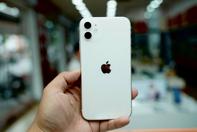 iPhone 11 vẫn l&agrave; chiếc smartphone "quốc d&acirc;n" khi t&iacute;ch hợp đủ c&aacute;c t&iacute;nh năng cần thiết cho những trải nghiệm thường ng&agrave;y. &nbsp;
