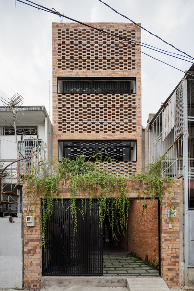 P. House do T H I A Architecture thiết kế, c&oacute; diện t&iacute;ch 4,3 m x 15 m nằm trong hẻm, ba mặt gi&aacute;p khu d&acirc;n cư c&ograve;n mặt tiền ph&iacute;a Đ&ocirc;ng gi&aacute;p nh&agrave; xưởng cũ v&agrave; nhiều c&acirc;y cổ thụ lớn. &nbsp;