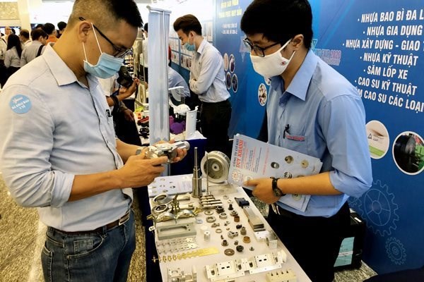 Đại diện nh&agrave; đầu tư t&igrave;m hiểu sản phẩm linh kiện của doanh nghiệp Việt Nam tại một sự kiện ở TP HCM v&agrave;o th&aacute;ng 9/2020. Ảnh minh họa: H&ugrave;ng L&ecirc;