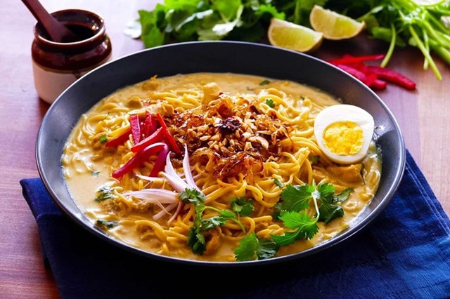 Khow Suey l&agrave; m&oacute;n ăn nổi tiếng tại Myanmar.