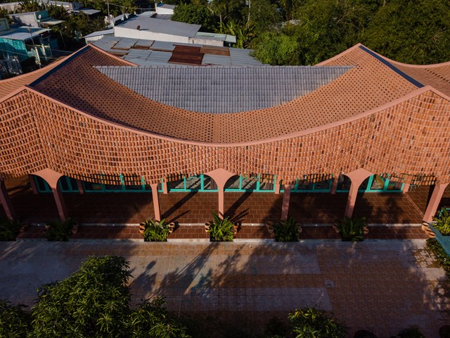 C&aacute;c kiến tr&uacute;c sư của Block Architects đ&atilde; bắt đầu bằng việc đi thăm c&aacute;c l&agrave;ng nghề thủ c&ocirc;ng, t&igrave;m hiểu vật liệu x&acirc;y dựng địa phương để c&oacute; thể t&igrave;m ra giải ph&aacute;p thiết kế v&agrave; vật liệu x&acirc;y dựng ph&ugrave; hợp. Lấy cảm hứng từ kỹ thuật đan thủ c&ocirc;ng mỹ nghệ, nh&oacute;m thiết kế đ&atilde; sử dụng ng&oacute;i, thanh th&eacute;p tr&ograve;n, gạch để "đan" th&agrave;nh những tấm r&egrave;m uốn lượn bao phủ 2 khối nh&agrave;.&nbsp; &nbsp;