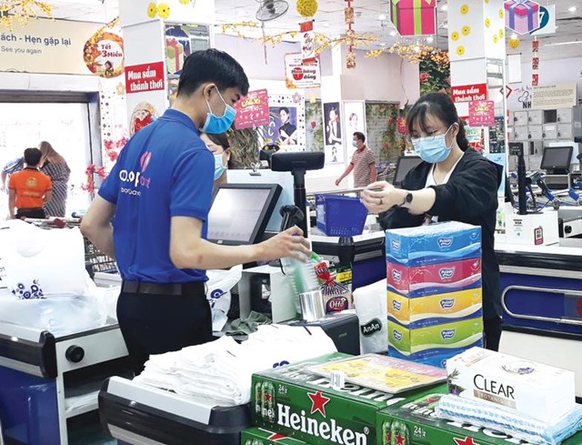 Kh&aacute;ch h&agrave;ng mua sắm tại si&ecirc;u thị Co.op Mart- một trong những k&ecirc;nh ph&acirc;n phối hiện đại đang được LIXCO tập trung ph&aacute;t triển (Ảnh minh hoạ: L&ecirc; To&agrave;n).