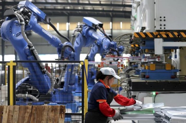 Tốc độ sản xuất v&agrave; triển khai robot trong ng&agrave;nh sản xuất của Trung Quốc đang ng&agrave;y c&agrave;ng nhanh ch&oacute;ng so với c&aacute;c nước kh&aacute;c. (Ảnh: SCMP) &nbsp;
