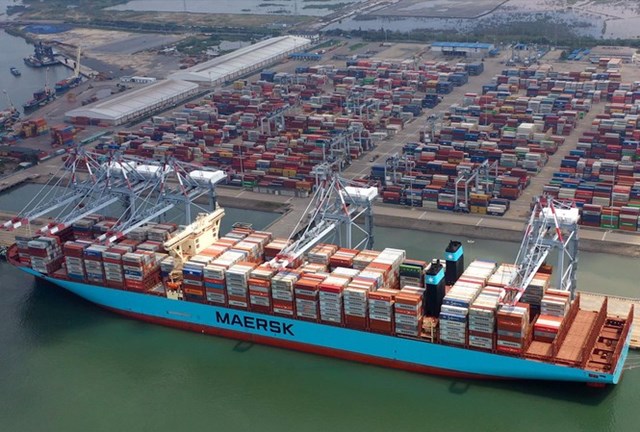 Tại cảng C&aacute;t L&aacute;i, những th&aacute;ng vừa qua c&oacute; l&uacute;c lượng container h&agrave;ng h&oacute;a bị &ugrave;n ứ lớn. Ảnh: Ng&ocirc; B&igrave;nh