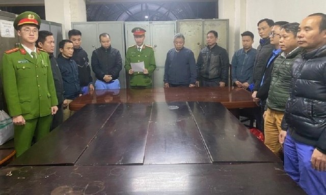 Cơ quan c&ocirc;ng an tống đạt quyết định tố tụng đối với c&aacute;c đối tượng. Ảnh: Vietnamnet