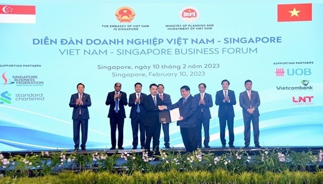 CEO Masan, &ocirc;ng Danny Le nhận giấy chứng nhận đầu tư
