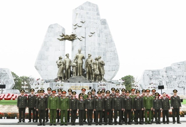 Đo&agrave;n đại biểu C&ocirc;ng an 6 tỉnh Bắc miền Trung dự Hội nghị chụp ảnh lưu niệm.