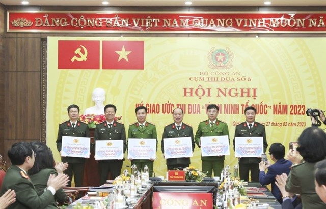 C&ocirc;ng an c&aacute;c tỉnh quy&ecirc;n g&oacute;p hỗ trợ c&aacute;n bộ, chiến sỹ c&oacute; ho&agrave;n cảnh đặc biệt kh&oacute; khăn. Đại diện C&ocirc;ng an 6 tỉnh l&ecirc;n trao số tiền quy&ecirc;n g&oacute;p để x&acirc;y dựng nh&agrave; t&igrave;nh nghĩa cho c&aacute;n bộ, chiến sỹ.
