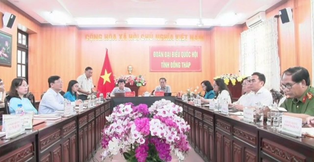 Đại biểu Phạm Văn H&ograve;a - Đo&agrave;n ĐBQH tỉnh Đồng Th&aacute;p chất vấn Bộ trưởng Bộ T&agrave;i ch&iacute;nh.&nbsp;&nbsp;