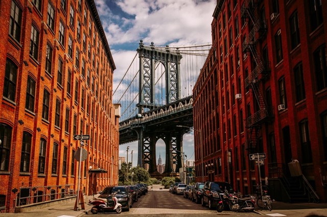 Washington, TP New York, New York:&nbsp;Phố Washington, trong khu phố Dumbo của Brooklyn, hấp dẫn với những t&ograve;a nh&agrave; cao tầng bằng gạch đỏ. Kết hợp background l&agrave; những khung th&eacute;p m&agrave;u xanh của cầu Manhattan, con phố n&agrave;y trở th&agrave;nh một trong những điểm h&uacute;t kh&aacute;ch check-in nhất th&agrave;nh phố.