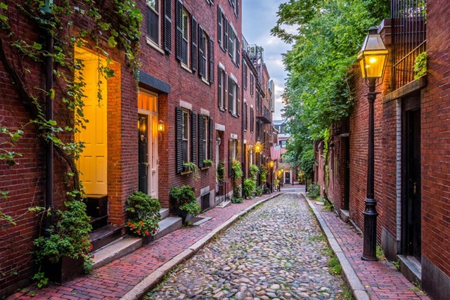 Acorn, Boston, Massachusetts:&nbsp;Acorn l&agrave; một trong những con phố được du kh&aacute;ch check-in, chụp ảnh nhiều nhất ở Mỹ. Từ những vi&ecirc;n sỏi đến khung cửa cửa sổ, nhiều người d&ugrave;ng từ "ăn ảnh" để n&oacute;i về con phố n&agrave;y. C&aacute;c t&ograve;a nh&agrave; bằng gạch từ thế kỷ 19 ở đường Acorn l&agrave; những dinh thự tư nh&acirc;n độc nhất v&agrave; đắt tiền nhất của th&agrave;nh phố.