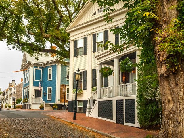 Main Street, Nantucket, Massachusetts:&nbsp;Đảo Nantucket nổi tiếng với biển v&agrave; lịch sử săn bắt c&aacute; voi. Đ&acirc;y cũng l&agrave; nơi c&oacute; một trong những Main Street ("Phố Ch&iacute;nh") đẹp nhất v&agrave; được bảo tồn tốt nhất ở Mỹ. H&ograve;n đảo nhỏ b&eacute; Nantucket mang đậm kiến tr&uacute;c thế kỷ 17-19 với những t&ograve;a nh&agrave; nổi bật nhất nằm dọc con phố n&agrave;y. Đ&oacute; l&agrave; c&aacute;c biệt thự thời Phục hưng Hy Lạp nh&igrave;n ra con đường rải sỏi v&agrave; vỉa h&egrave; rợp b&oacute;ng c&acirc;y.