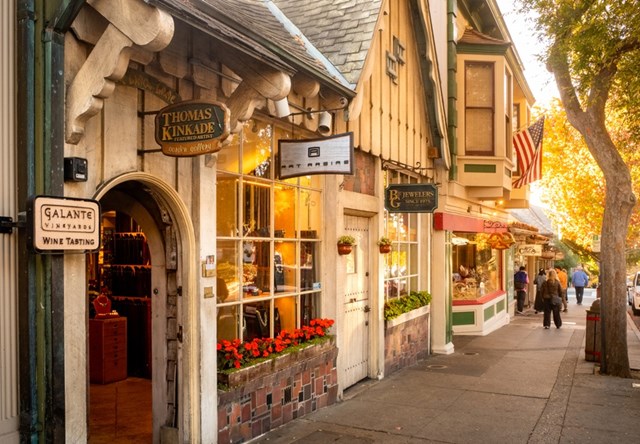 Đại lộ Ocean, Carmel-by-the-Sea, California:&nbsp;Đoạn đường ch&iacute;nh qua Carmel-by-the-Sea chạy về ph&iacute;a Th&aacute;i B&igrave;nh Dương được quy hoạch vừa rộng, đẹp, lại sang trọng, quyến rũ v&agrave; tiện lợi. Được thiết kế như một đại lộ của Paris, quảng trường v&agrave; c&aacute;c ng&ocirc;i nh&agrave; nhỏ kiểu "cổ t&iacute;ch" của những năm 1920 mang đến cho du kh&aacute;ch cảm gi&aacute;c ấm &aacute;p khi đến đ&acirc;y. Ở ph&iacute;a cuối con đường l&agrave; b&atilde;i biển c&aacute;t trắng nổi tiếng với cảnh ho&agrave;ng h&ocirc;n ngoạn mục.
