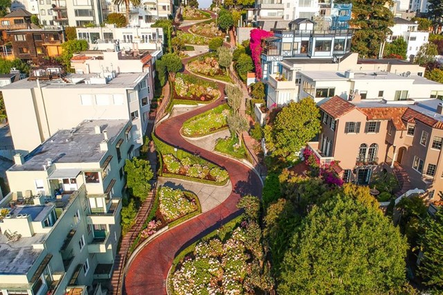 Lombard, San Francisco, California:&nbsp;Với 8 kh&uacute;c cua tr&ecirc;n đoạn đường d&agrave;i 400 m, Lombard nổi tiếng l&agrave; con phố quanh co nhất thế giới. Kh&ocirc;ng chỉ c&oacute; h&igrave;nh d&aacute;ng ấn tượng, c&acirc;y cối xanh tươi v&agrave; hoa nở đầy 2 b&ecirc;n đường l&agrave;m tăng th&ecirc;m vẻ đẹp cho nơi đ&acirc;y. Con đường được ho&agrave;n th&agrave;nh v&agrave;o năm 1922 với mục đ&iacute;ch nhằm giảm &aacute;p lực giao th&ocirc;ng. Du kh&aacute;ch y&ecirc;u th&iacute;ch Lombard đến mức những chiếc xe hơi thường xếp h&agrave;ng để chạy quanh con dốc.