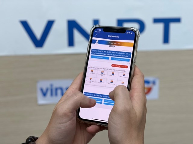 Kh&aacute;ch h&agrave;ng trao đổi với trợ l&yacute; ảo AMI của VNPT tr&ecirc;n điện thoại.
