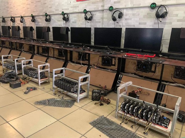 Nhiều h&agrave;ng net th&aacute;o PC thanh l&yacute; hoặc tranh thủ d&ugrave;ng VGA c&oacute; sẵn để lắp "tr&acirc;u c&agrave;y" nhưng chỉ d&ugrave;ng để đ&agrave;o c&aacute;c loại alt-coin, kh&ocirc;ng đ&agrave;o được Bitcoin. Ảnh:&nbsp;NVCC.