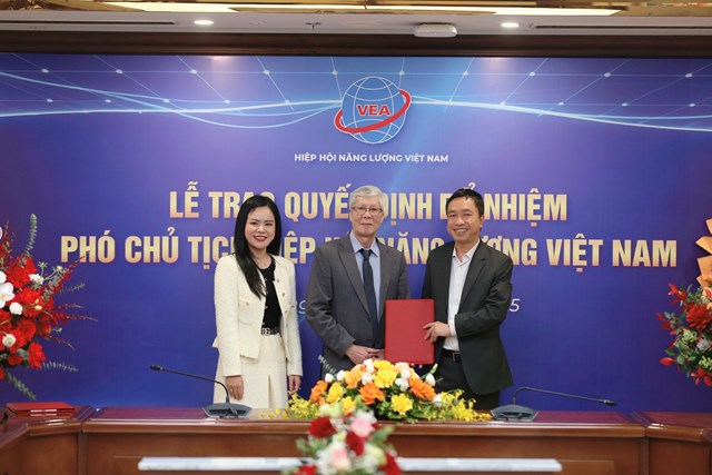 L&atilde;nh đạo Hiệp hội NLVN trao Quyết định kết nạp hội vi&ecirc;n Hiệp hội cho đại diện Tập đo&agrave;n Năng lượng T&amp;T (T&amp;T Energy) &nbsp;
