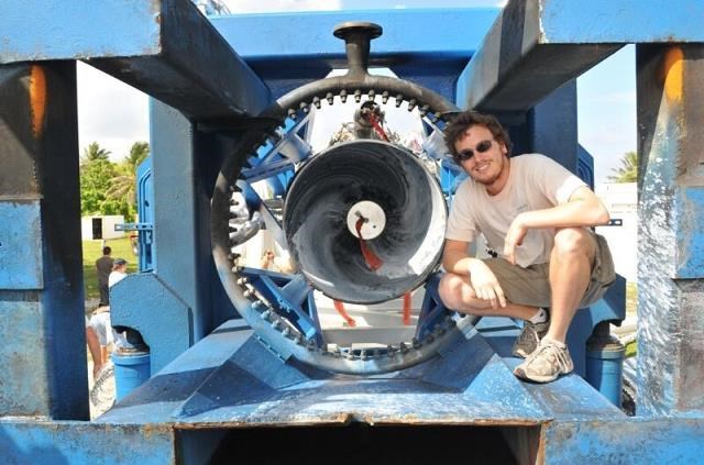 Zach Dunn b&ecirc;n cạnh động cơ Merlin gắn trong chuyến bay thứ tư của t&ecirc;n lửa Falcon 1.