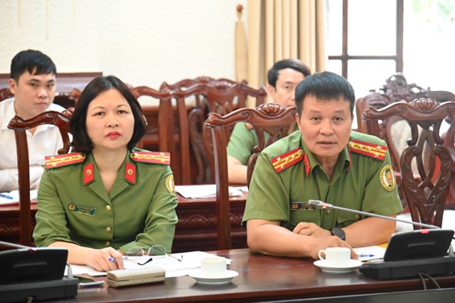 Đại t&aacute; Vũ Văn Hưng, Ph&oacute; Cục trưởng Cục Quản l&yacute; xuất nhập cảnh, Bộ C&ocirc;ng an b&aacute;o c&aacute;o tại phi&ecirc;n họp.