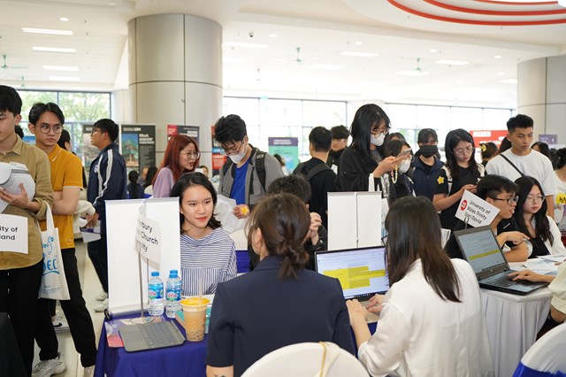 Hoạt động giao lưu s&ocirc;i động giữa c&aacute;c bạn sinh vi&ecirc;n v&agrave; đại diện tuyển sinh c&aacute;c trường trong Ng&agrave;y hội 2024 &nbsp;