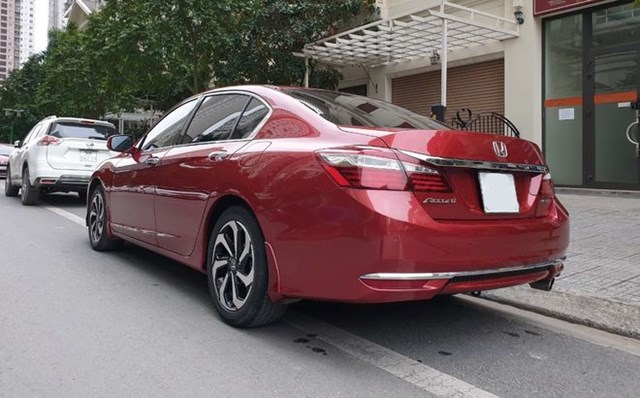 Gi&aacute; xe hiện tại của Honda Accord đời 2017 được xem l&agrave; "m&oacute;n hời" với người mua xe cũ