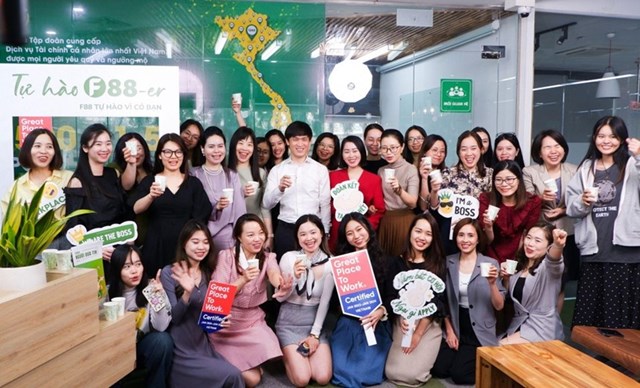 &Ocirc;ng Ph&ugrave;ng Anh Tuấn v&agrave; CBNV F88 đ&oacute;n mừng giấy chứng nhận Nơi l&agrave;m việc xuất sắc năm 2024