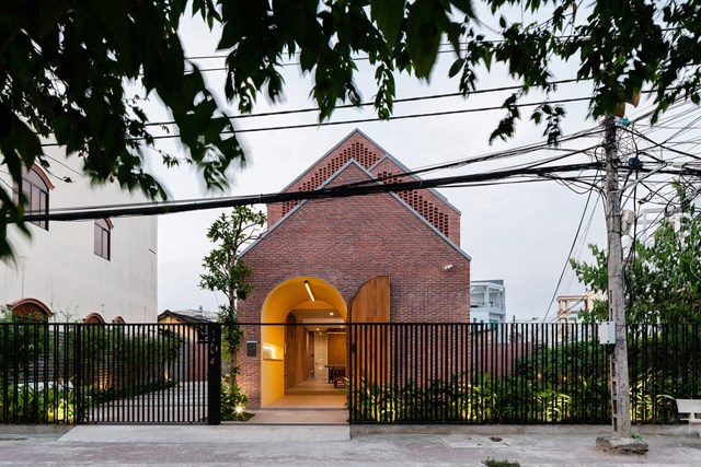 Trước khi l&ecirc;n kế hoạch thiết kế, c&aacute;c kiến tr&uacute;c sư của Block Architects đ&atilde; tự hỏi l&agrave;m thế n&agrave;o để ng&ocirc;i nh&agrave; c&oacute; t&iacute;nh tương t&aacute;c v&agrave; h&agrave;i h&ograve;a với m&ocirc;i trường xung quanh, đặc biệt l&agrave; c&aacute;c t&ograve;a nh&agrave; gần đ&oacute; m&agrave; kh&ocirc;ng l&agrave;m mờ đi tinh thần v&agrave; c&aacute; t&iacute;nh của ch&iacute;nh n&oacute;. &nbsp;