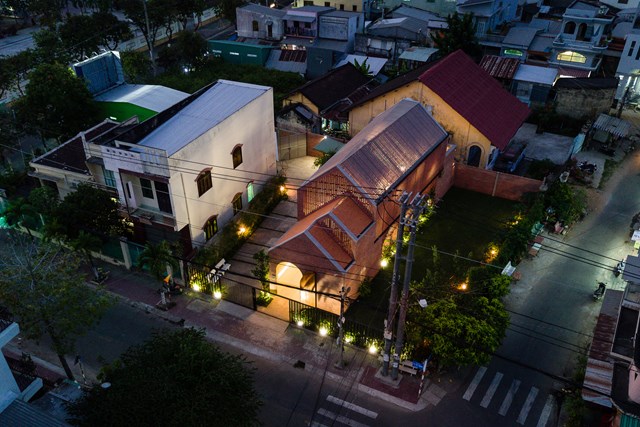 Ng&ocirc;i nh&agrave; tọa lạc tại TP Tr&agrave; Vinh, nơi đầy kh&ocirc;ng kh&iacute; trong l&agrave;nh, mến kh&aacute;ch v&agrave; mộc mạc. Kh&ocirc;ng bị đ&ocirc; thị h&oacute;a nhiều, th&agrave;nh phố vẫn giữ được nhiều ch&ugrave;a v&agrave; khu d&acirc;n cư truyền thống. Nhiều thế hệ người Việt, người Hoa v&agrave; người Khmer cư tr&uacute; ở đ&acirc;y đ&atilde; x&acirc;y dựng n&ecirc;n một đời sống văn h&oacute;a giao thoa đặc th&ugrave;. &nbsp;