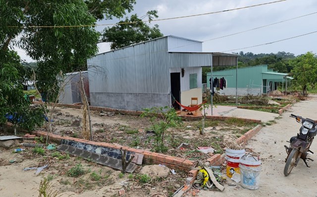 Những căn nh&agrave; v&aacute;ch t&ocirc;n vừa mọc l&ecirc;n tại khu "đất chỉ" do Nh&agrave; nước quản l&yacute; ở x&atilde; G&agrave;nh Dầu. Ảnh:&nbsp;Việt Tường.