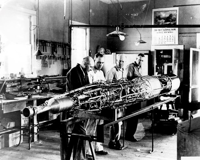 Robert Goddard: Cha đẻ của ng&#224;nh t&#234;n lửa hiện đại, tin rằng m&#226;y l&#224; chủng tộc người ngo&#224;i h&#224;nh tinh k&#253; sinh đang g&#226;y rắc rối cho nh&#226;n loại - Ảnh 3