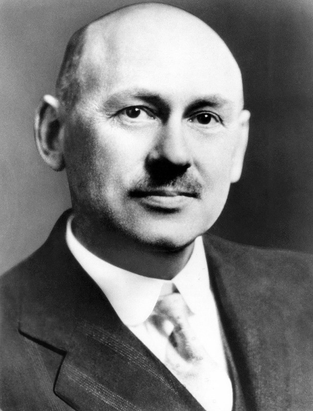 Robert Goddard: Cha đẻ của ng&#224;nh t&#234;n lửa hiện đại, tin rằng m&#226;y l&#224; chủng tộc người ngo&#224;i h&#224;nh tinh k&#253; sinh đang g&#226;y rắc rối cho nh&#226;n loại - Ảnh 1