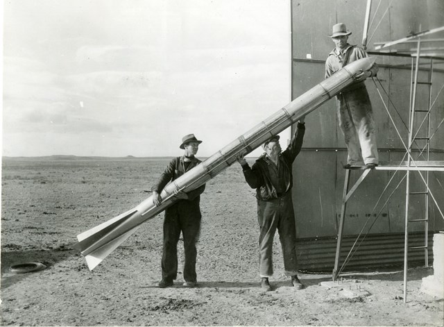 Robert Goddard: Cha đẻ của ng&#224;nh t&#234;n lửa hiện đại, tin rằng m&#226;y l&#224; chủng tộc người ngo&#224;i h&#224;nh tinh k&#253; sinh đang g&#226;y rắc rối cho nh&#226;n loại - Ảnh 4