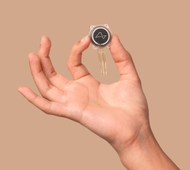 Con chip của Neuralink cho ph&eacute;p người được cấy gh&eacute;p điều khiển thiết bị từ xa chỉ bằng &yacute; nghĩ (Ảnh: Neuralink) &nbsp;