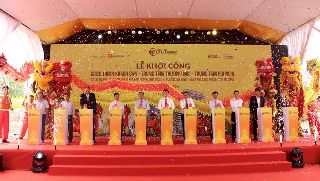 C&aacute;c đại biểu thực hiện nghi lễ khởi c&ocirc;ng c&ocirc;ng tr&igrave;nh Kh&aacute;ch sạn &ndash; Trung t&acirc;m thương mại &ndash; Trung t&acirc;m hội nghị &nbsp;
