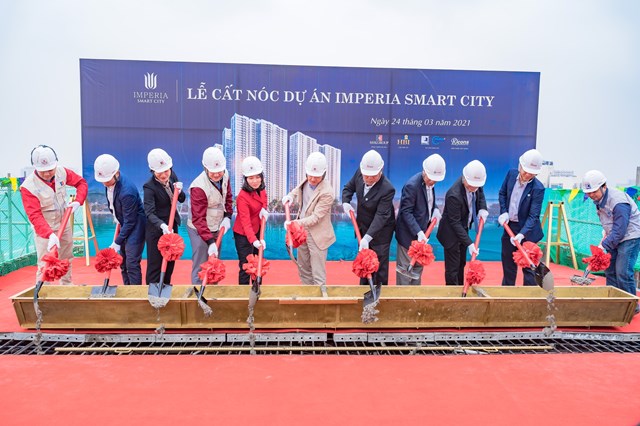 Đại diện Ban L&atilde;nh đạo MIKGroup c&ugrave;ng chủ đầu tư v&agrave; nh&agrave; thầu thi c&ocirc;ng Ricons thực hiện nghi thức cất n&oacute;c dự &aacute;n Imperia Smart City