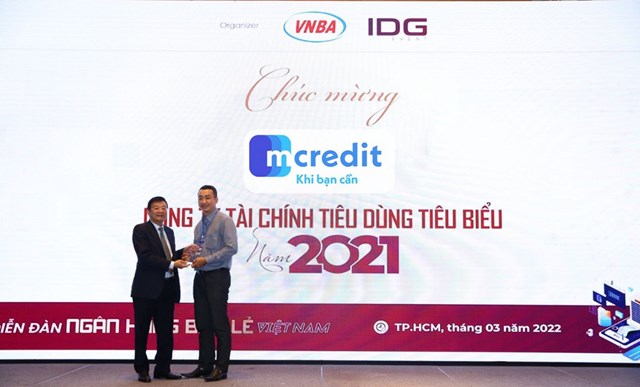 Đại diện Mcredit nhận giải thưởng C&ocirc;ng ty T&agrave;i ch&iacute;nh ti&ecirc;u biểu năm 2021