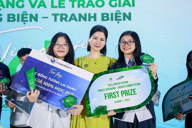 Hai c&ocirc; g&aacute;i LifeSphere &ndash; chủ nh&acirc;n của ng&ocirc;i v&ocirc; địch bảng tiếng Anh chụp ảnh c&ugrave;ng Tiến sĩ L&ecirc; Th&aacute;i H&agrave;, Gi&aacute;m đốc Điều h&agrave;nh Quỹ V&igrave; tương lai xanh. &nbsp;