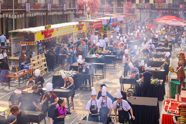 C&aacute;c đội thi đ&atilde; kh&ocirc;ng chỉ chứng tỏ t&agrave;i năng nướng BBQ tuyệt vời m&agrave; c&ograve;n thể hiện sự s&aacute;ng tạo, kỹ năng chế biến v&agrave; niềm đam m&ecirc; trong từng m&oacute;n ăn. &nbsp;