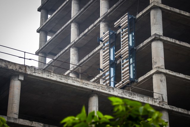 Th&aacute;ng 6/2019, VICEM muốn xin b&aacute;n lại trụ sở văn ph&ograve;ng tr&ecirc;n v&agrave; cho rằng, đ&acirc;y l&agrave; một trong những mục ti&ecirc;u của VICEM trong việc t&aacute;i cơ cấu theo y&ecirc;u cầu của Ch&iacute;nh phủ. Ng&agrave;y 9/11/2019, VICEM tr&igrave;nh Bộ X&acirc;y dựng ph&ecirc; duyệt chấp thuận thay đổi phương &aacute;n xử l&yacute; với l&ocirc; đất n&agrave;y từ &ldquo;giữ lại tiếp tục quản l&yacute; sử dụng&rdquo; theo h&igrave;nh thức giao đất c&oacute; thu tiền sử dụng đất th&agrave;nh &ldquo;b&aacute;n t&agrave;i sản tr&ecirc;n đất, chuyển nhượng quyền sử dụng đất&rdquo;.