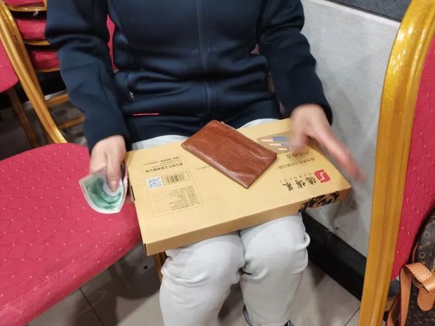 1 cụ gi&agrave; mua đồ sau khi nghe quảng c&aacute;o