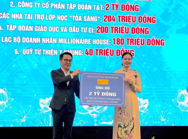 Đại diện l&atilde;nh đạo Tập đo&agrave;n T&amp;T Group (tr&aacute;i) trao ủng hộ 2 tỷ đồng cho Trung t&acirc;m c&ocirc;ng t&aacute;c x&atilde; hội v&agrave; Quỹ bảo trợ trẻ em H&agrave; Nội nhằm hỗ trợ trẻ em c&oacute; ho&agrave;n cảnh đặc biệt, ho&agrave;n cảnh kh&oacute; khăn.