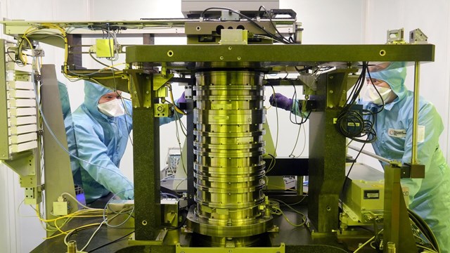 Kh&aacute;c với c&aacute;c cỗ m&aacute;y quang khắc hiện tại d&ugrave;ng laser thể kh&iacute;, m&aacute;y quang khắc của Nga d&ugrave;ng c&ocirc;ng nghệ laser trạng th&aacute;i rắn