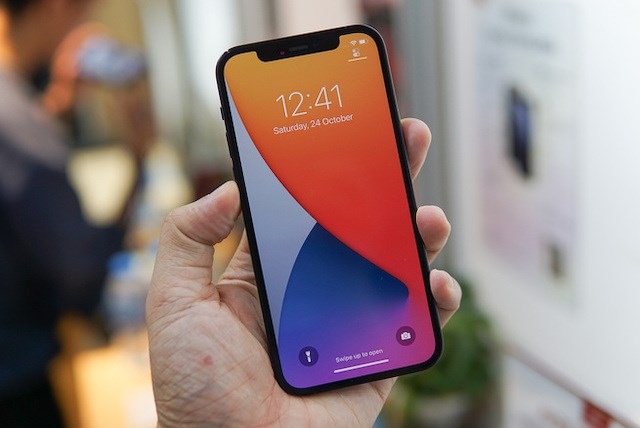 iPhone 12 Pro về Việt Nam từ th&aacute;ng 11/2020 với gi&aacute; ni&ecirc;m yết 41 triệu đồng cho bản cao nhất.&nbsp;Ảnh: Lưu Qu&yacute;.